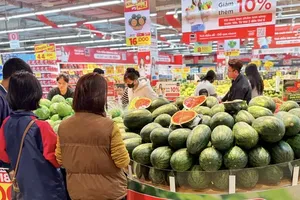 消费者在超市选购水果。